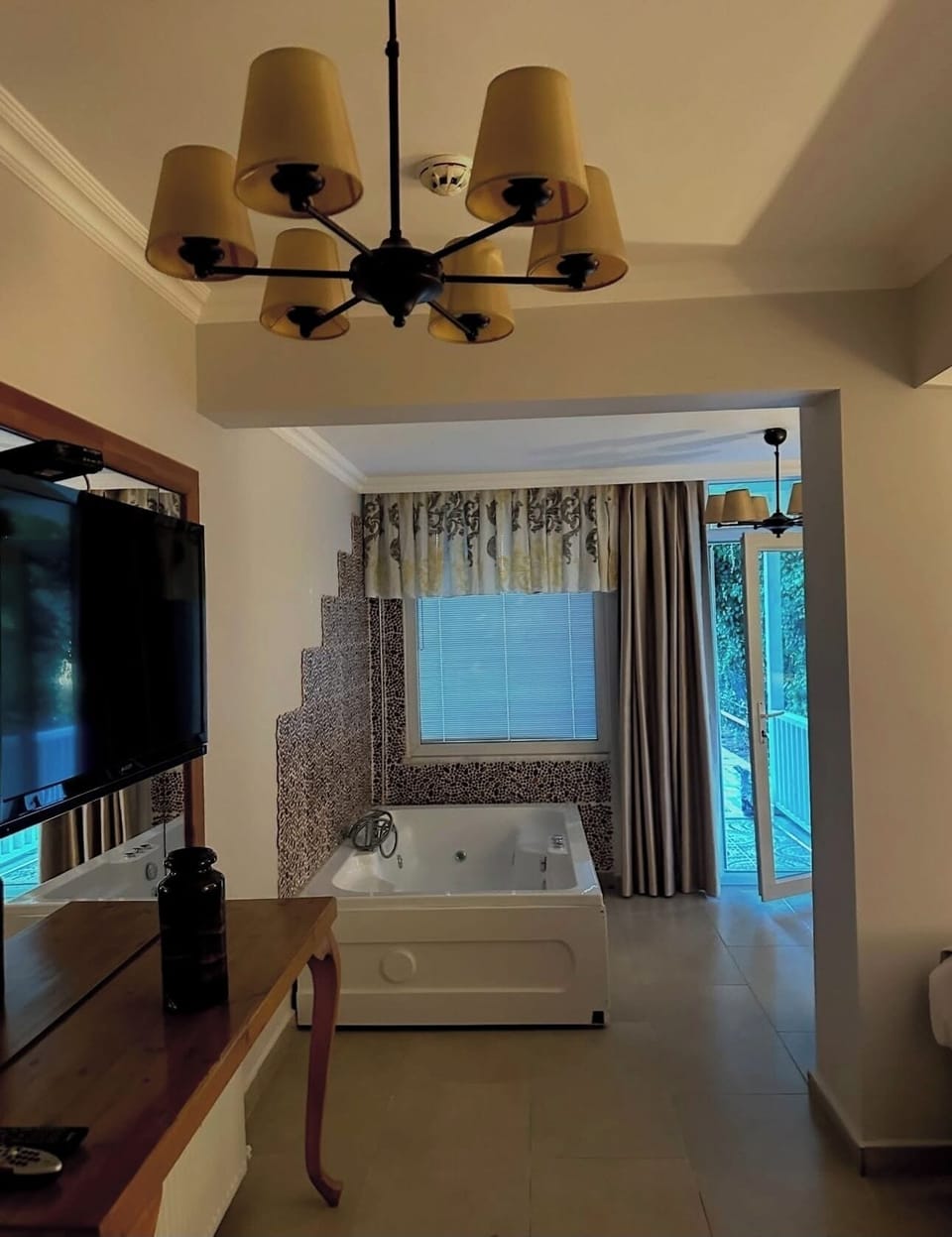 Double Room, Jetted Tub | WiFi (free), bed sheets