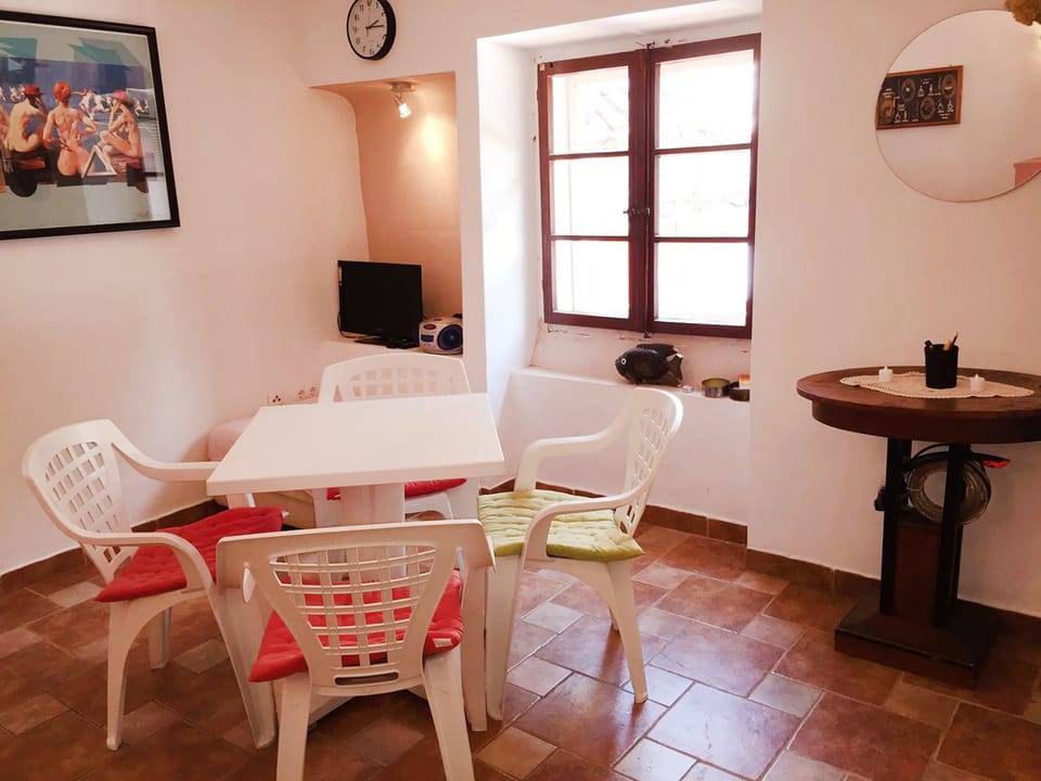 Comfort House, 3 Bedrooms, 2 Bathrooms, Garden View | Private kitchen | Fridge, microwave, oven, stovetop