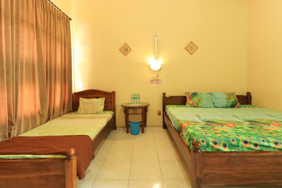 Family Room | Desk, free WiFi, bed sheets