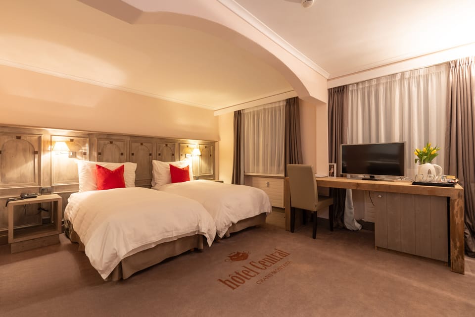 Twin Room | Minibar, desk, blackout drapes, iron/ironing board