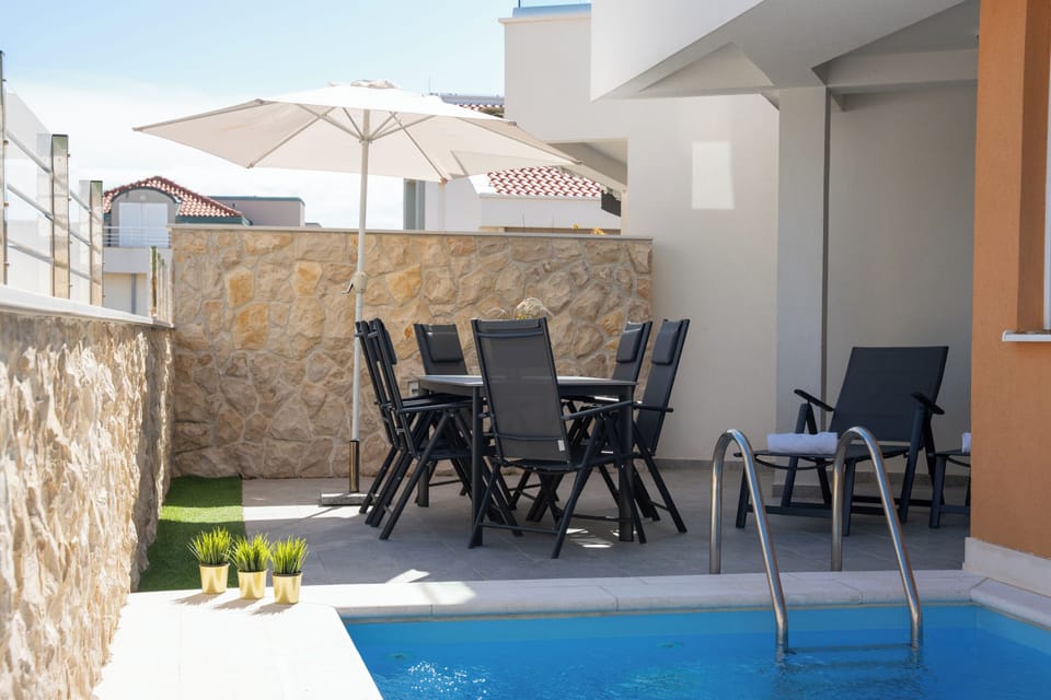 Seasonal outdoor pool, sun loungers