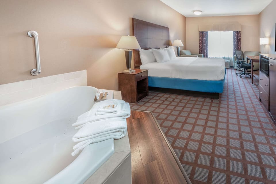 Deluxe Room, 1 King Bed, Non Smoking | Premium bedding, desk, laptop workspace, blackout drapes