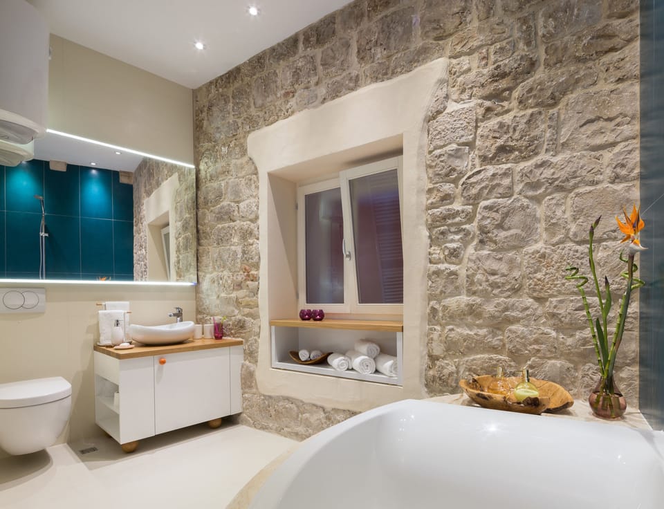 Deluxe Apartment | Bathroom | Shower, free toiletries, hair dryer, towels