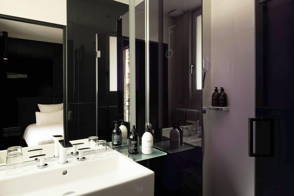 Classic Double Room, 1 Double or 2 Twin Beds | Bathroom | Free toiletries, hair dryer, towels