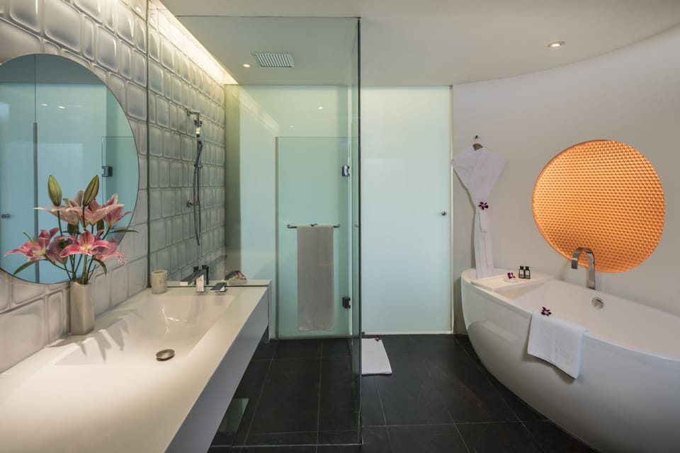 Combined shower/tub, rainfall showerhead, free toiletries, hair dryer