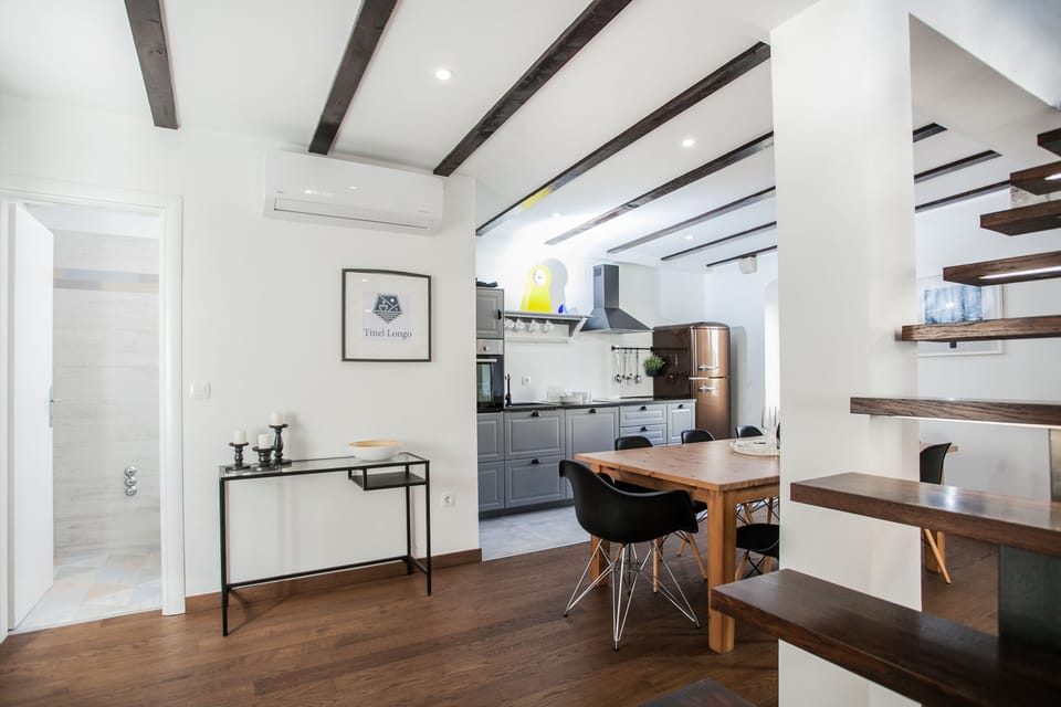 Villa | Living area | 32-inch flat-screen TV with satellite channels, TV, books