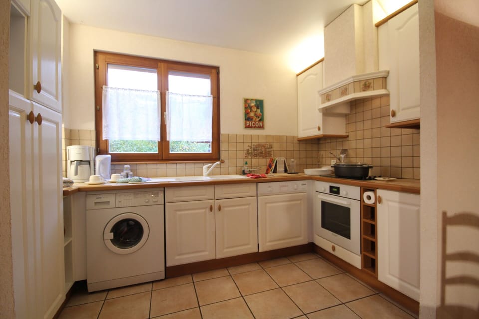 Traditional Cottage (vue sur les vergers) | Shared kitchen | Highchair