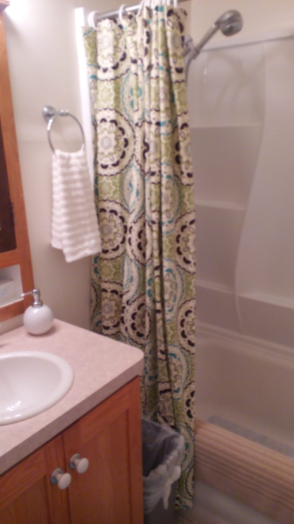 Full main floor bath.
Tub/Shower.Just remodeled.