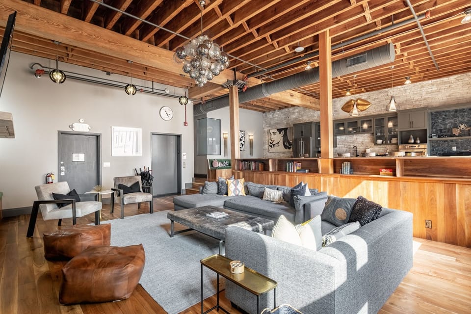 Large living area w/ gas fireplace with TV 