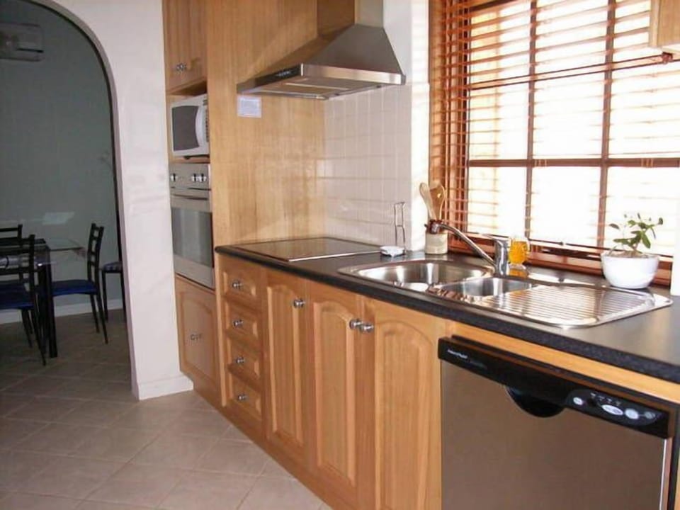 Gourmet kitchen with all facilities. Dishwasher, microwave.