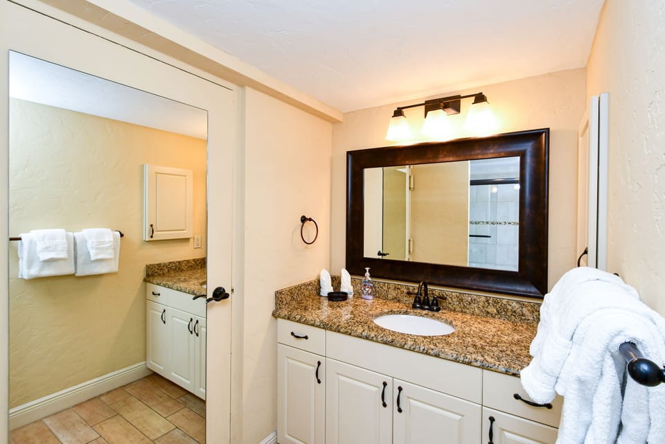 2nd full bath with large vanity, tub/shower combo