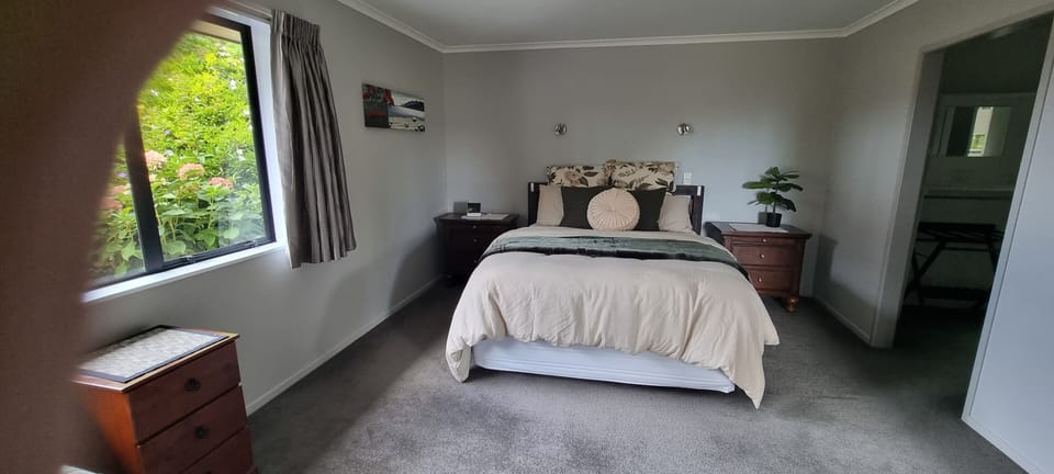 Bedroom  queen +single