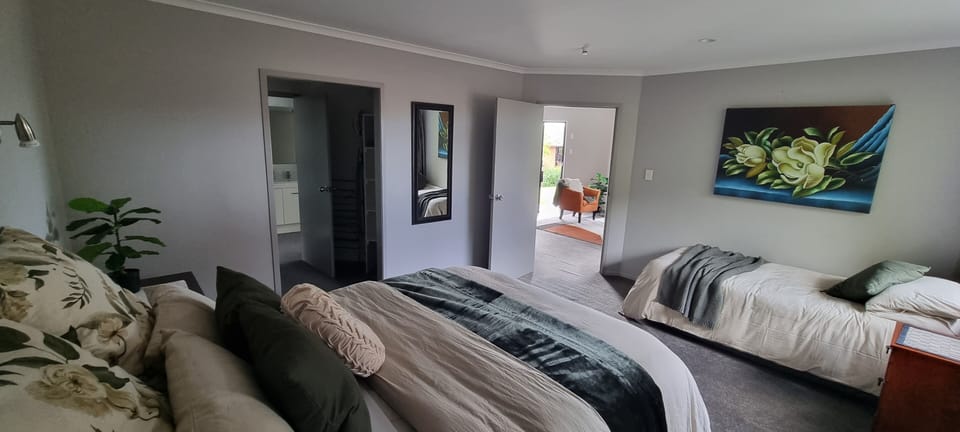 bedroom Queen + Single