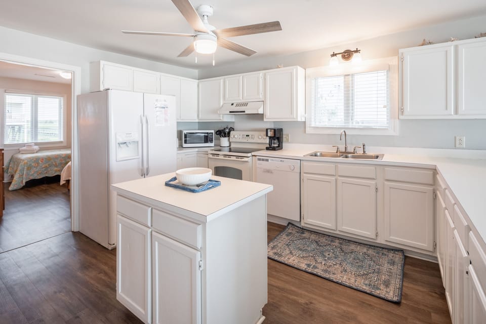 Fully Equipped kitchen. New Side by Side Fridge with ice maker & water dispenser