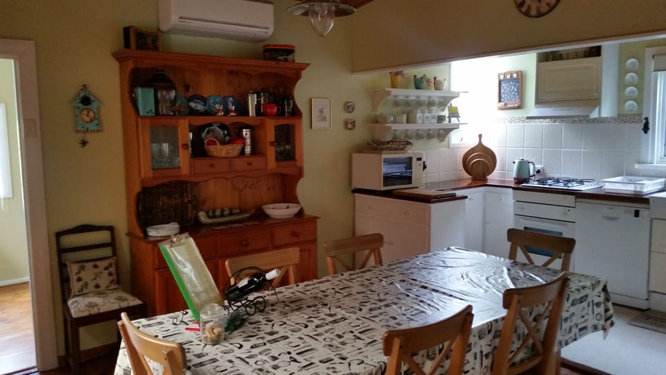 Well equipped kitchen & dining room