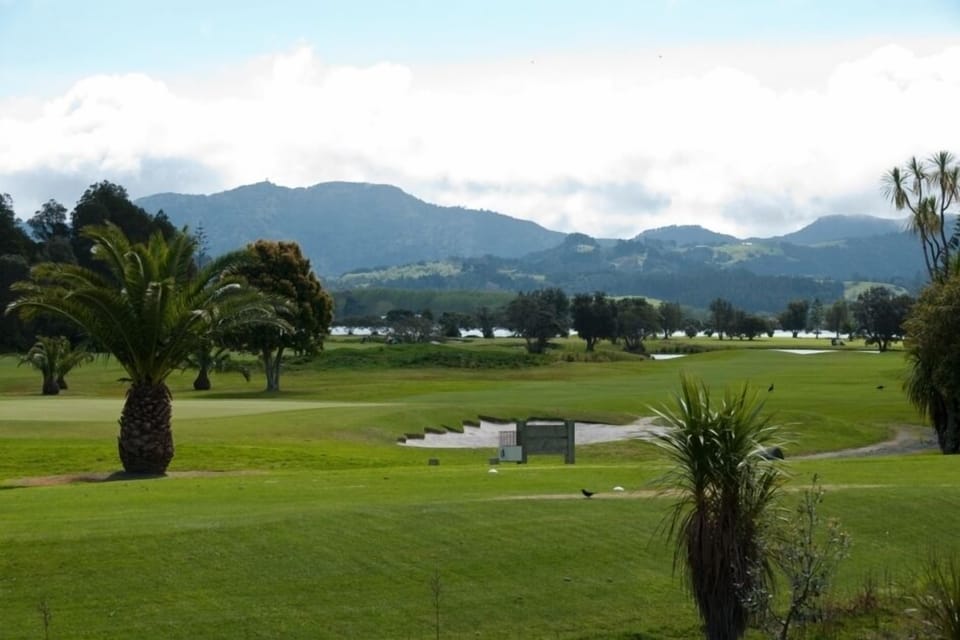 Omaha golf course 5 min flat walk away