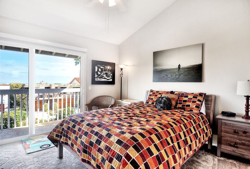 Bedroom with Ocean View and Balcony - Queen Bed STR15-0403