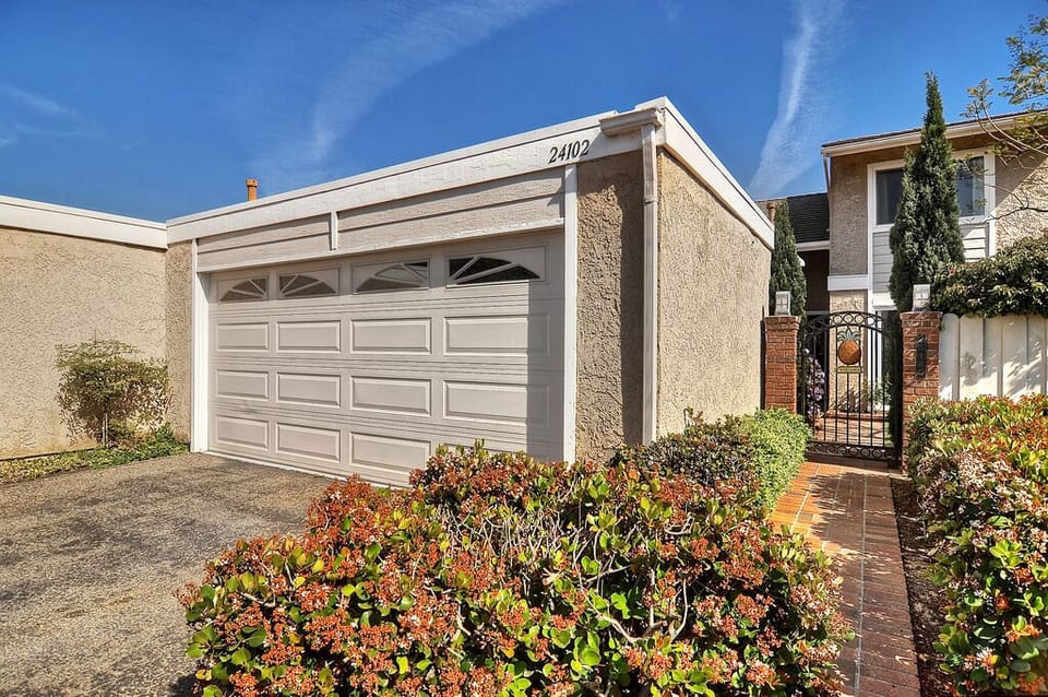 2 Car Garage with Driveway Parking STR15-0403