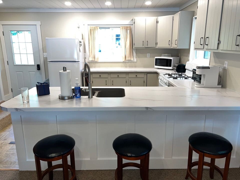 Coffee/tea maker, fridge, microwave, oven