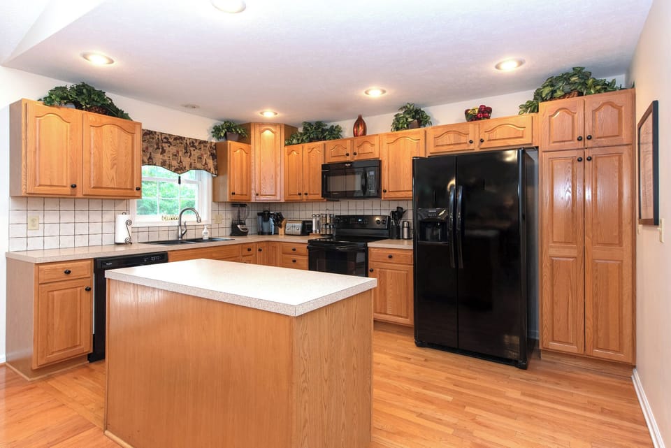 Coffee/tea maker, full-size fridge, microwave, oven