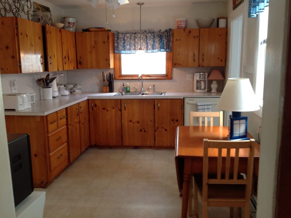 Fully equipped kitchen with dishwasher