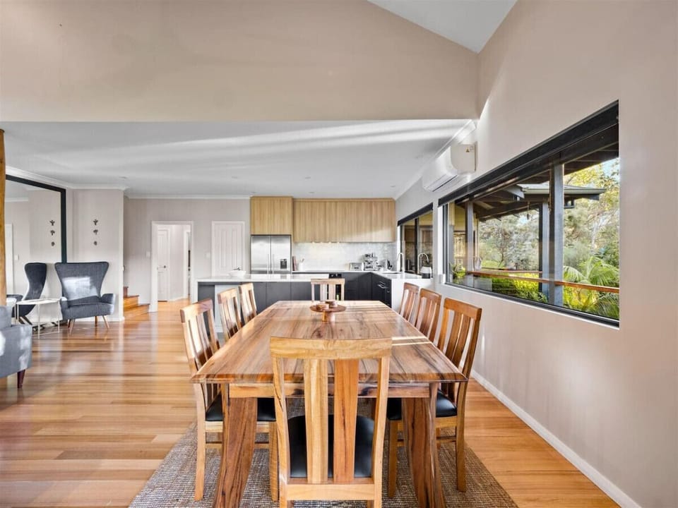 Dining area - 8-seater w/ Air-conditioning