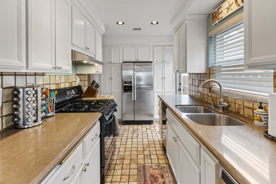 Fully stocked galley kitchen, with Quartz countertops