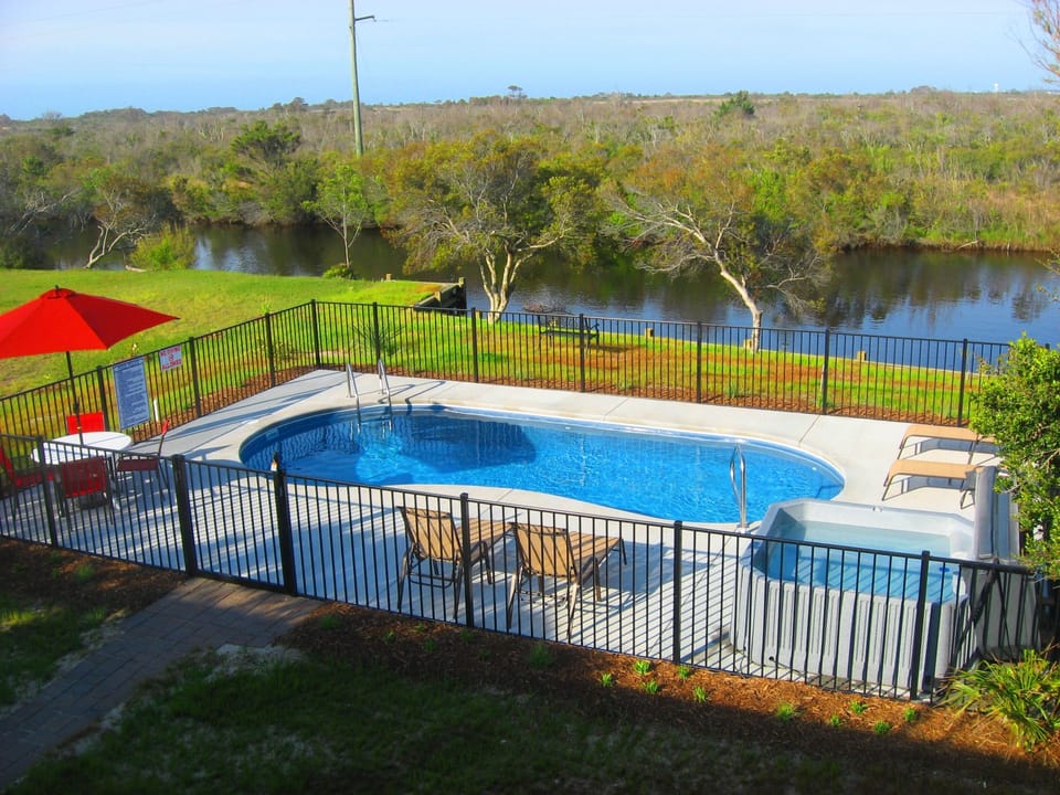 Great 14'x28' saltwater pool (May 18th -Sept 28th) with hot tub, table & chairs 