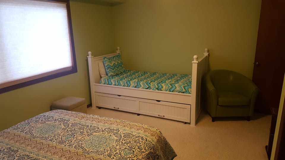 4 bedrooms, iron/ironing board, free WiFi, bed sheets