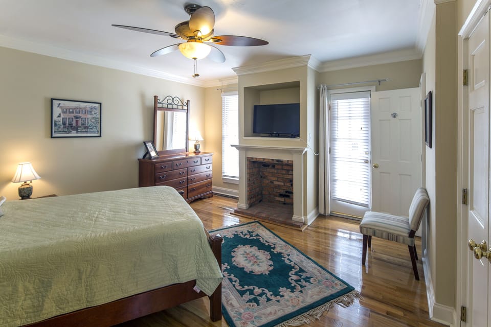 Each bedroom has a flatscreen TV and an extra blanket in the closet. 