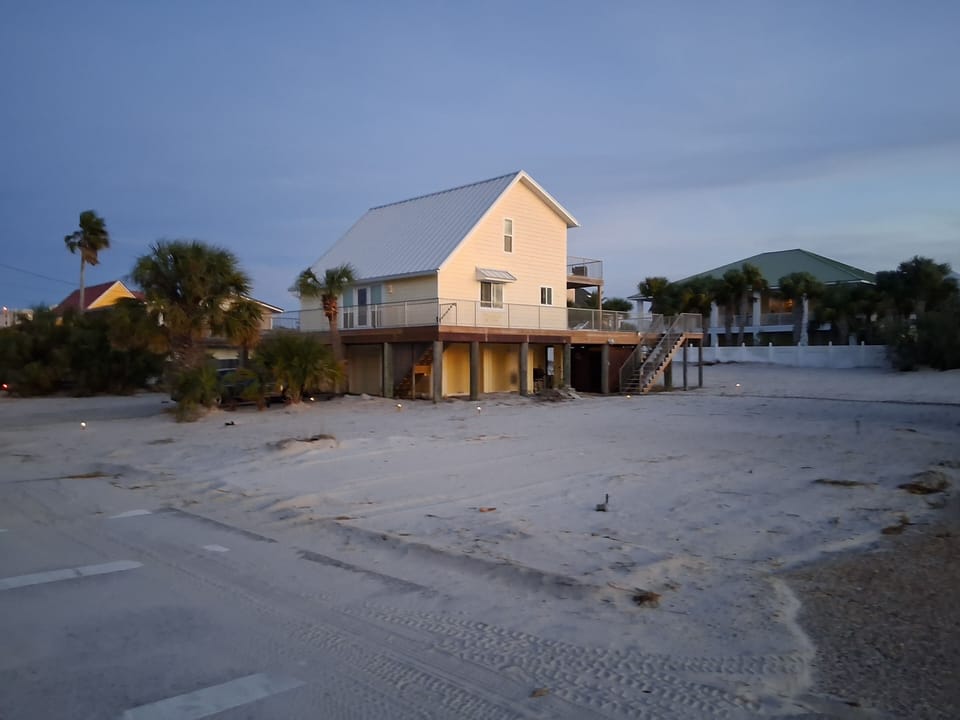 2-minute walk to beautiful Pensacola Beach