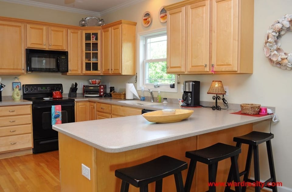 Kitchen & Bar Area