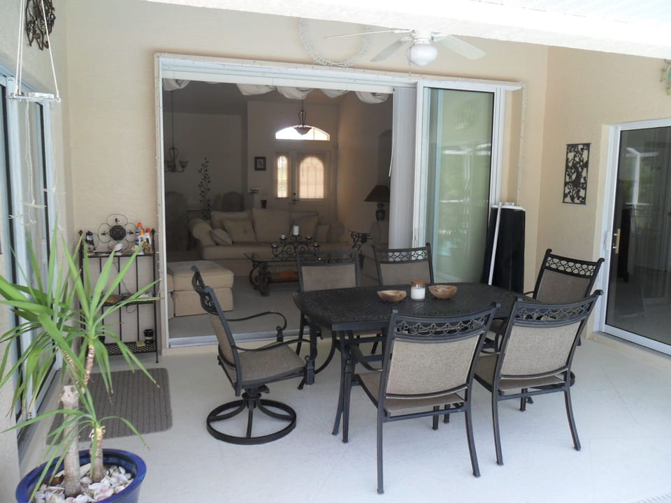 Lanai Dining Area