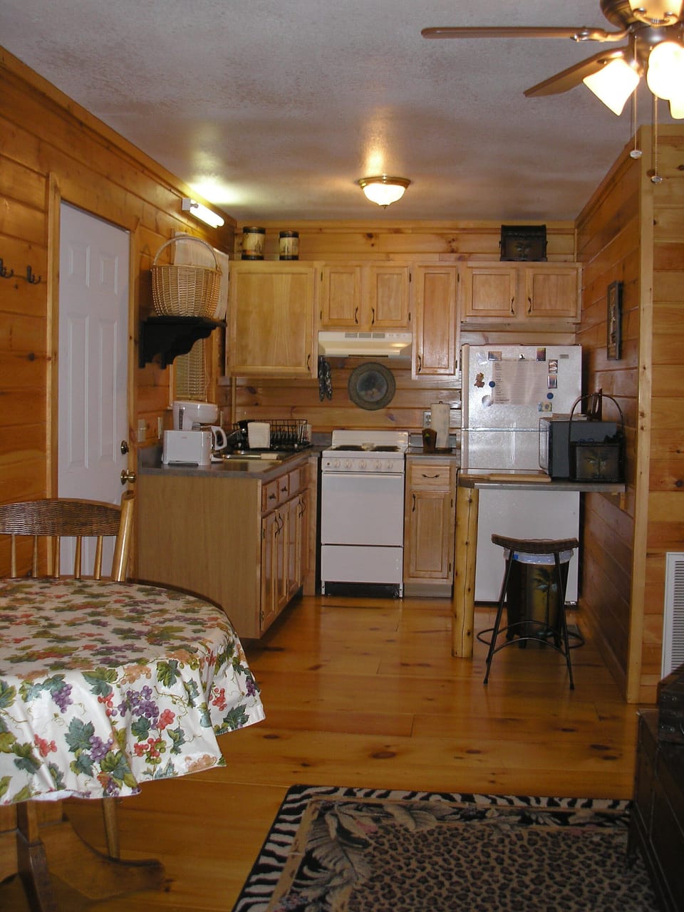 Living rm looking into kitchen