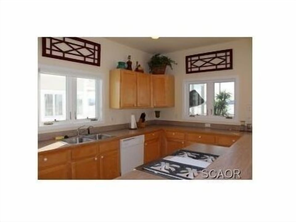 Huge kitchen w/all new Kitchen Aid appliances, full oven and all amenities
