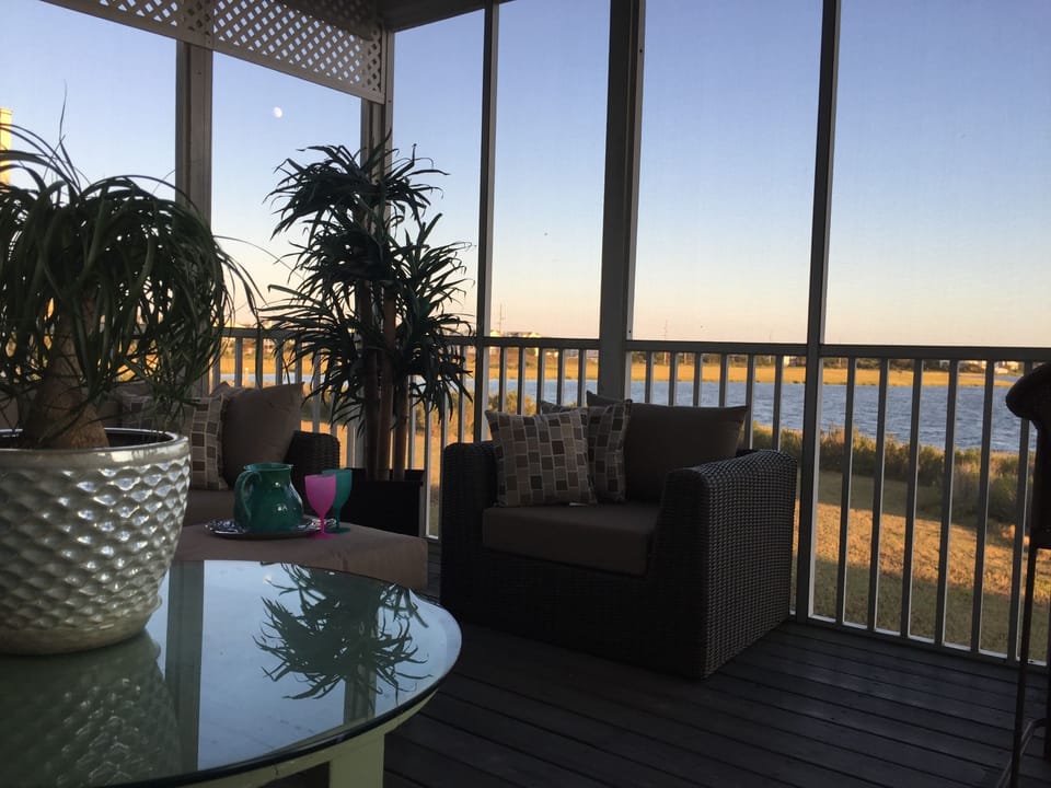 Cold drink, great view, nothing better to do.