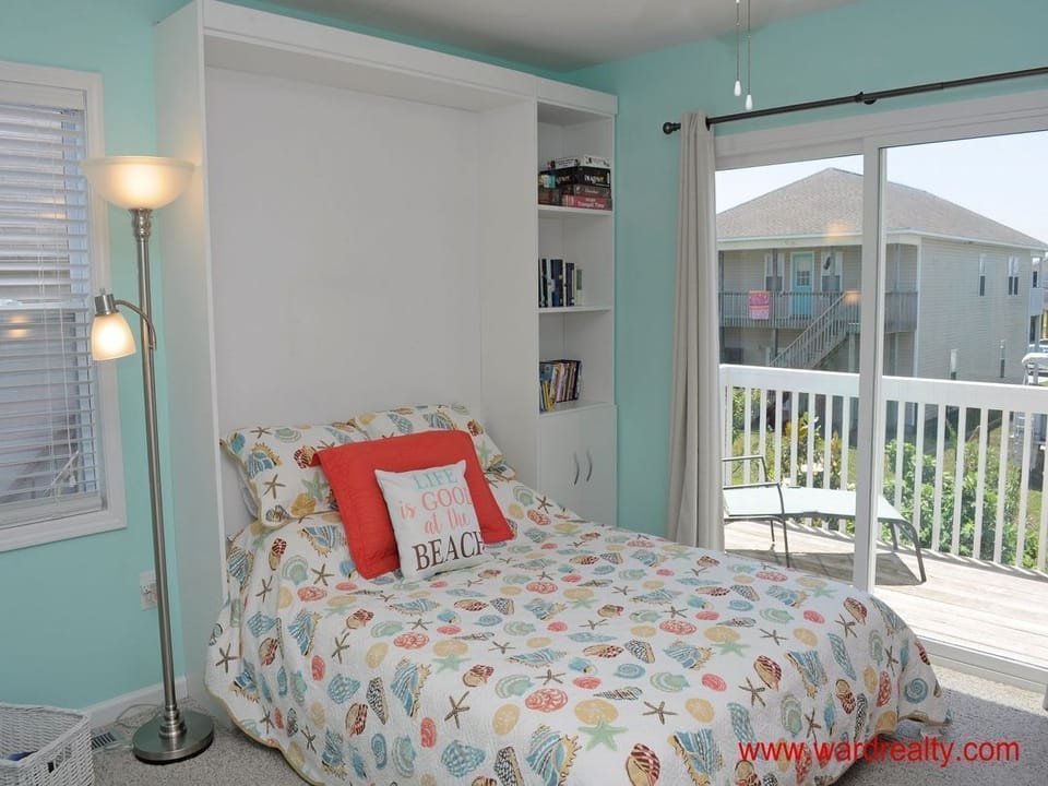 1st Floor Back Bedroom - Queen & Twin