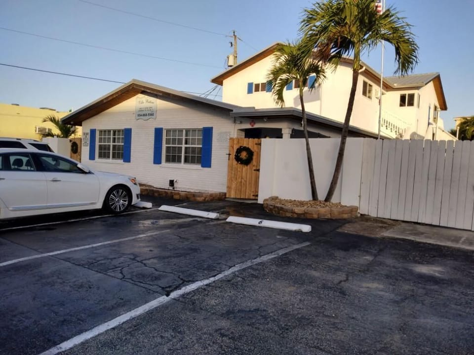 VILLA BETTINA 
4344 N Ocean Dr. LBS FL 33308 