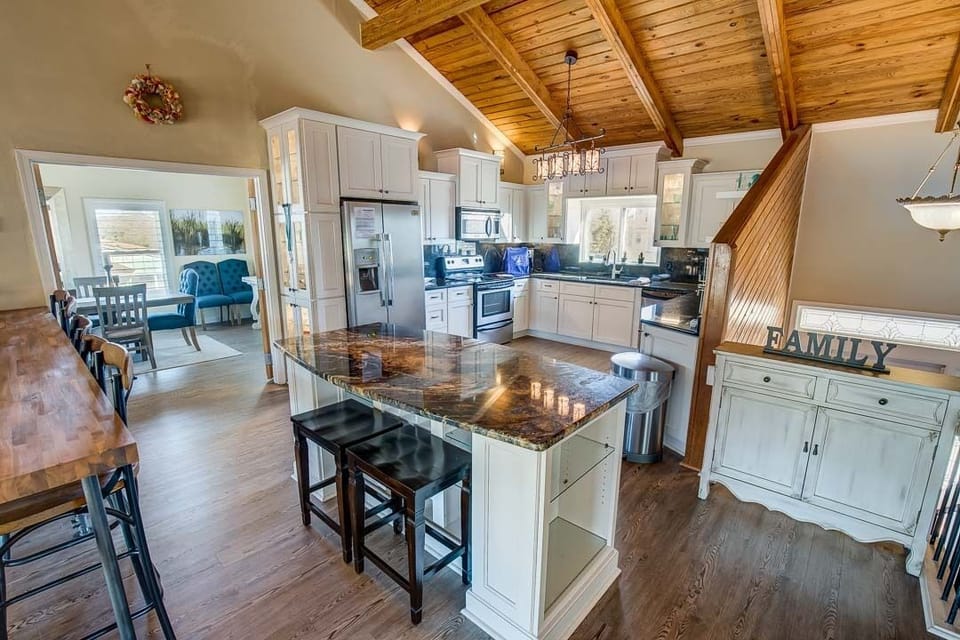 Mid-Level Kitchen with Island seats 4