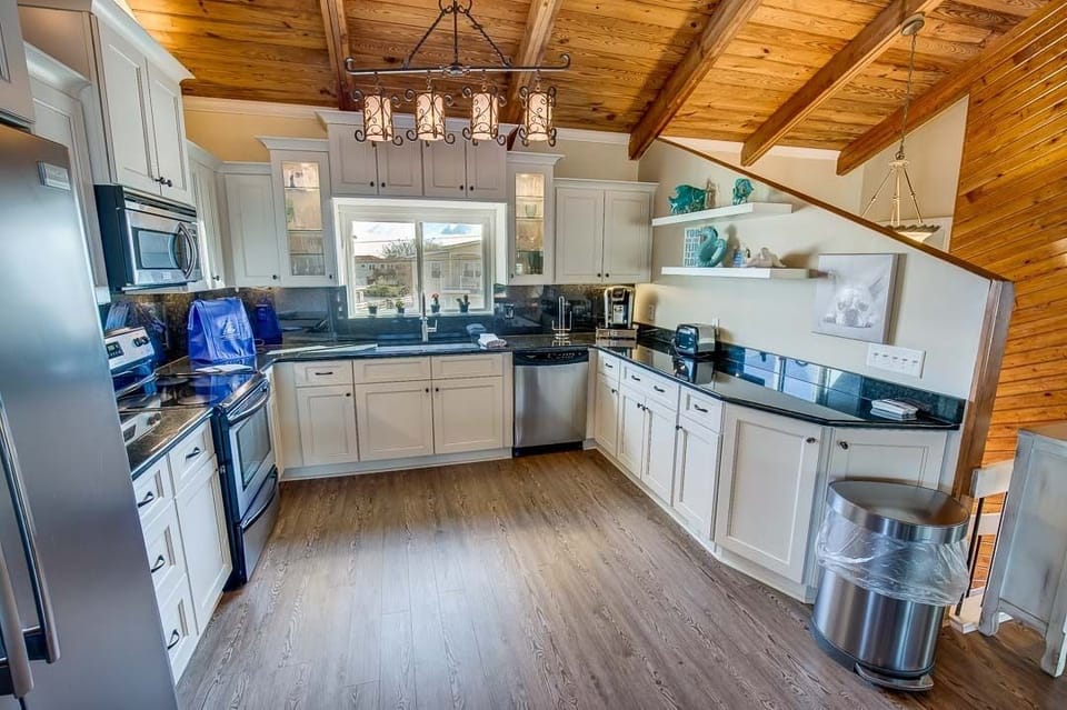 Mid-Level Kitchen with Island seats 4