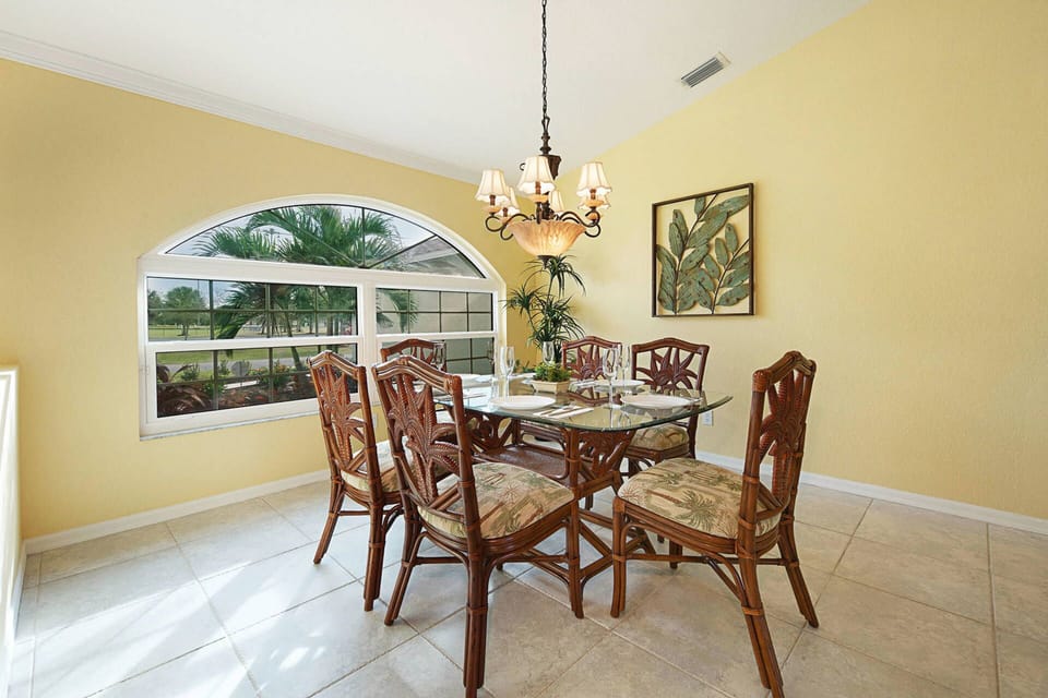 The dining room has seating for 6
