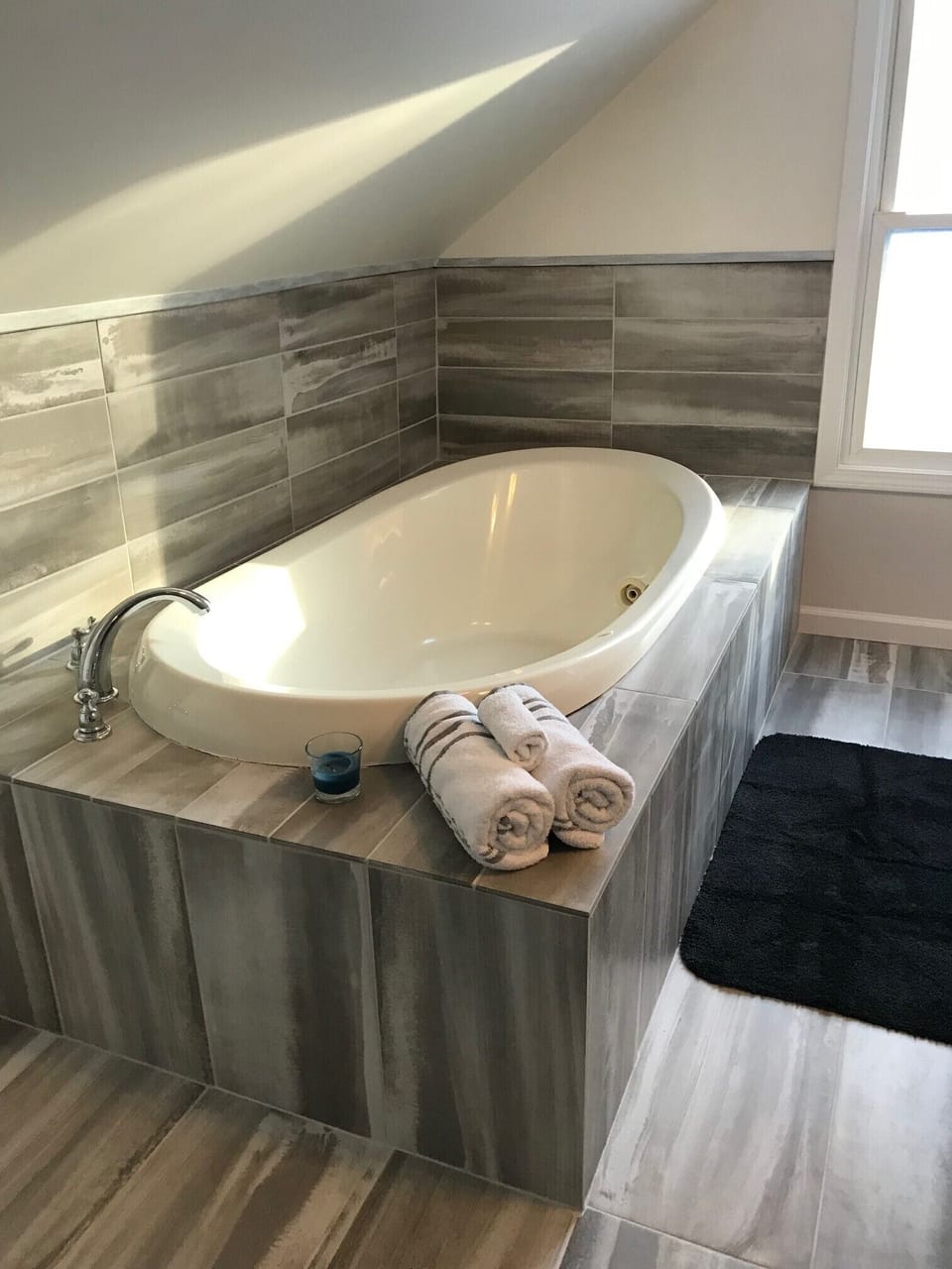 Upstairs large tub
