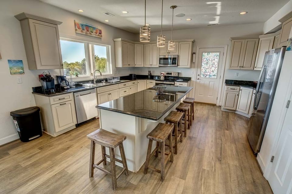 Mid-Level Kitchen with Bar (seats 6)