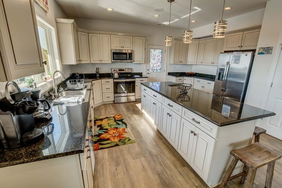 Mid-Level Kitchen with Bar (seats 6)