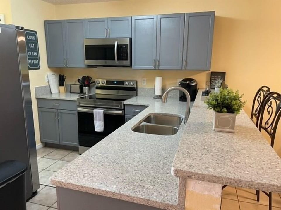 Coffee/tea maker, fridge, microwave, oven