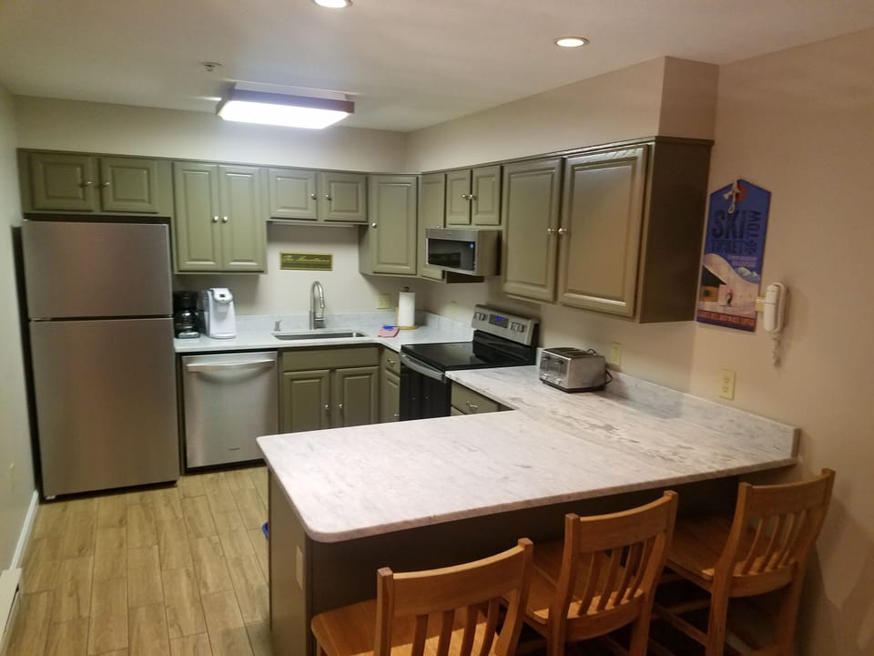 Coffee/tea maker, fridge, microwave, oven