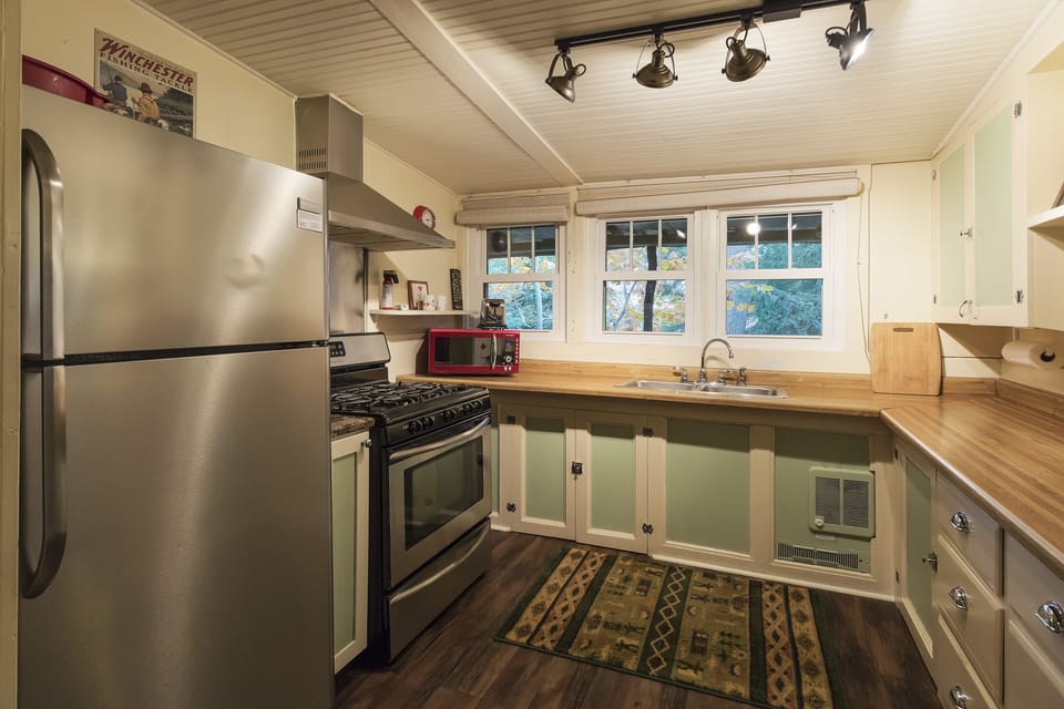 Coffee/tea maker, fridge, microwave, oven