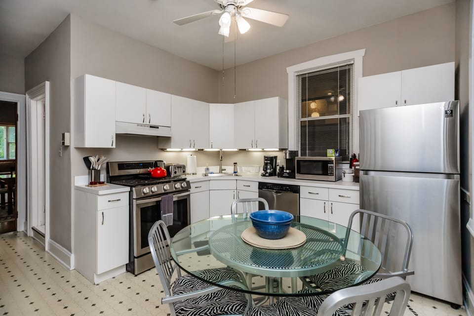 Fully equipped kitchen with eat in table! 