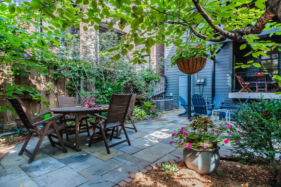 Outdoor dining in the backyard!