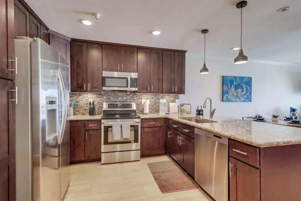 No reason to miss the oceanview! Fully equipped kitchen to enjoy meals at home!